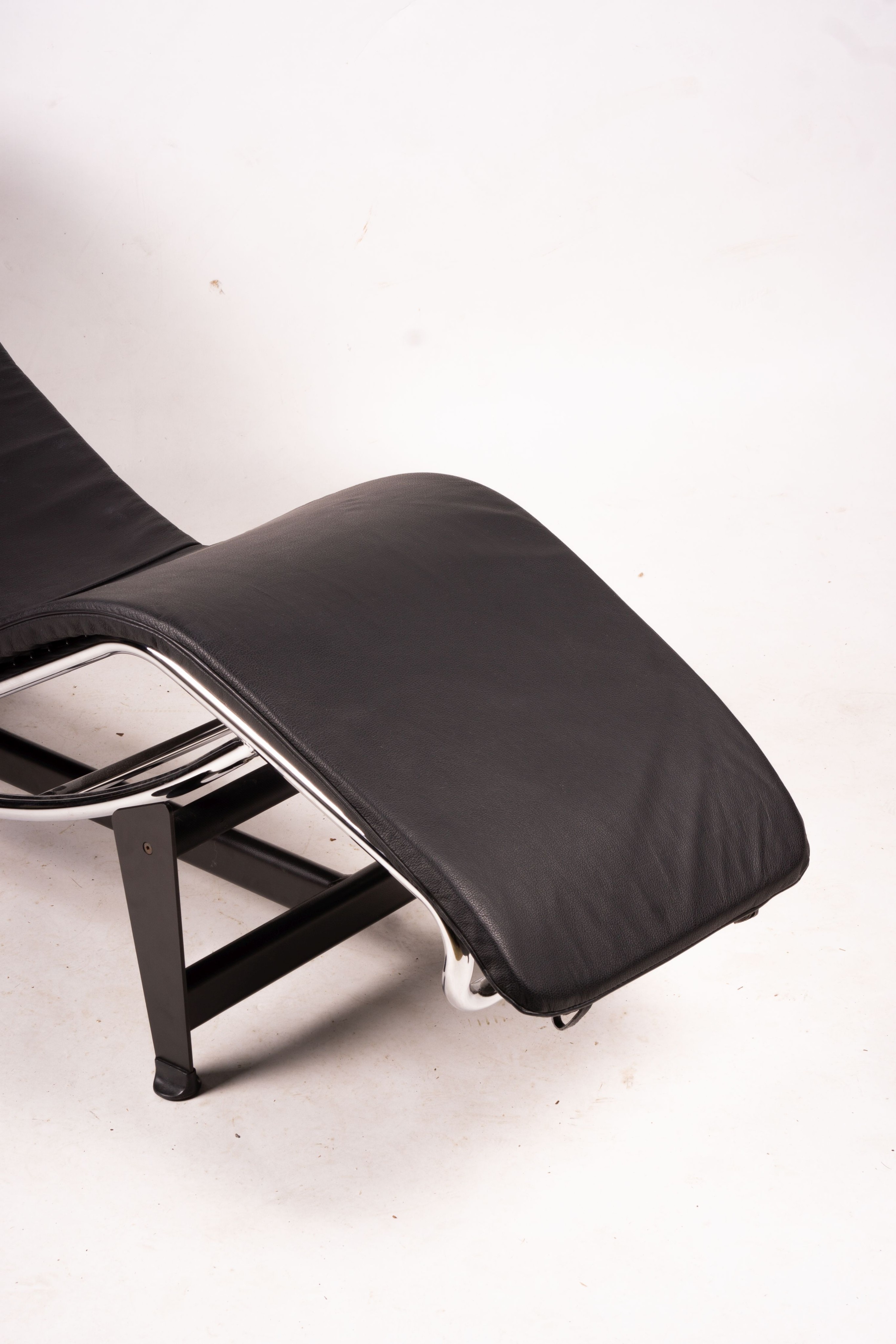 A Corbusier style black leather chaise longue, length 158cm, depth 54cm, height 73cm